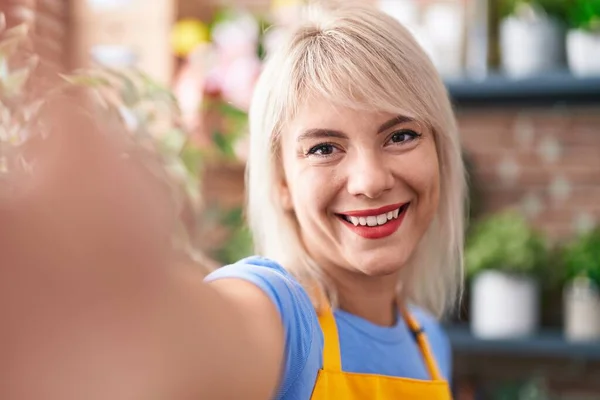 Junge Blonde Floristin Lächelt Selbstbewusst Und Macht Selfie Mit Der — Stockfoto