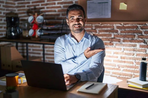 Hispanic Man Med Skägg Arbetar Kontoret Natten Pekar Sidan Med — Stockfoto