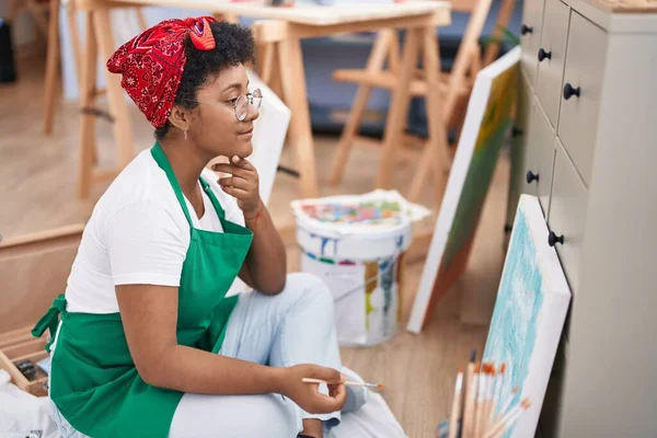 非洲裔美国妇女艺术家在艺术工作室的绘画 — 图库照片