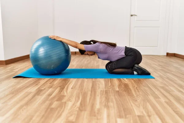 Young Latin Woman Stretching Using Fit Ball Sport Center — Φωτογραφία Αρχείου