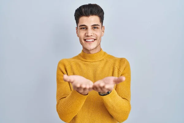 Young Hispanic Man Standing Blue Background Smiling Hands Palms Together — Foto de Stock