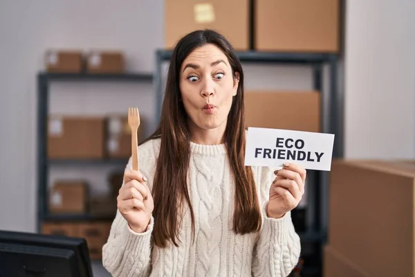 Junge Brünette Frau Die Umweltfreundlichen Commerce Arbeitet Macht Fischgesicht Mit — Stockfoto