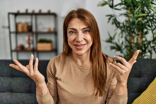 Mulher Caucasiana Meia Idade Sorrindo Feliz Sentada Sofá Casa — Fotografia de Stock