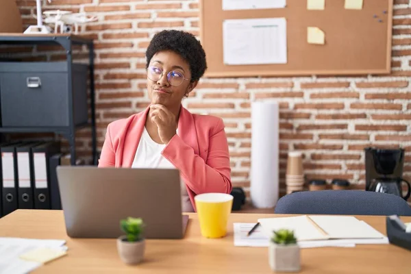 Junge Afrikanisch Amerikanische Frau Die Mit Brille Büro Arbeitet Und — Stockfoto