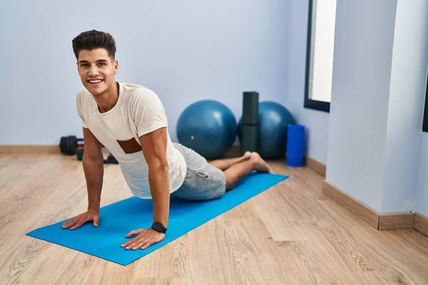 Young Hispanic Man Smiling Confident Stretching Sport Center — ストック写真