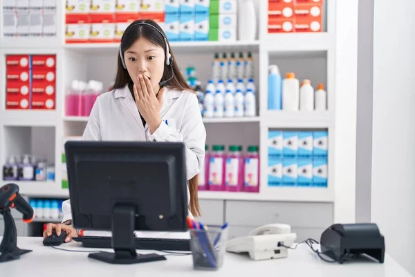 Jovem Chinesa Trabalhando Farmácia Farmácia Usando Fone Ouvido Cobrindo Boca — Fotografia de Stock
