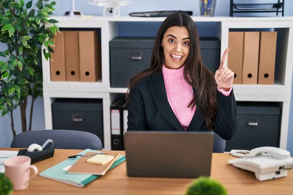 Молодая Брюнетка Работающая Офисе Удивлена Идеей Вопросом Указывая Пальцем Счастливое — стоковое фото