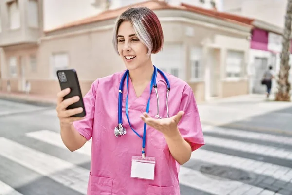 Jovem Mulher Médica Caucasiana Com Videochamada Usando Smartphone Cidade — Fotografia de Stock