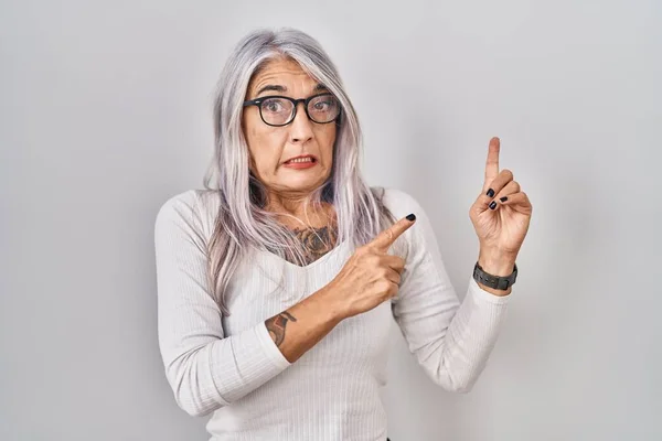 Beyaz Arka Planda Beyaz Saçlı Orta Yaşlı Bir Kadın Iki — Stok fotoğraf