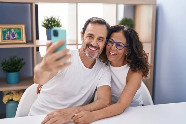 Man Woman Couple Make Selfie Smartphone Sitting Table Home — Stok fotoğraf