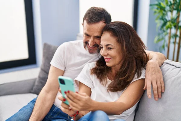 Medelålders Man Och Kvinna Par Använder Smartphone Sitter Soffan Hemma — Stockfoto