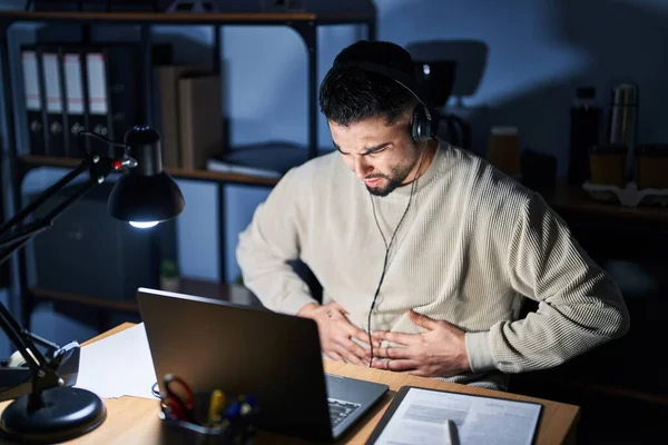 Νεαρός Όμορφος Άντρας Που Δουλεύει Φορητό Υπολογιστή Νύχτα Χέρι Στο — Φωτογραφία Αρχείου