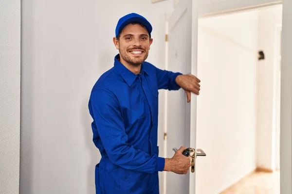 Νεαρός Ισπανός Τεχνικός Επισκευάζει Πόρτες Στο Σπίτι — Φωτογραφία Αρχείου