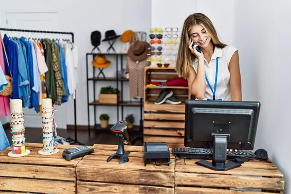 Young Caucasian Woman Talking Smartphone Working Clothing Store — Stockfoto