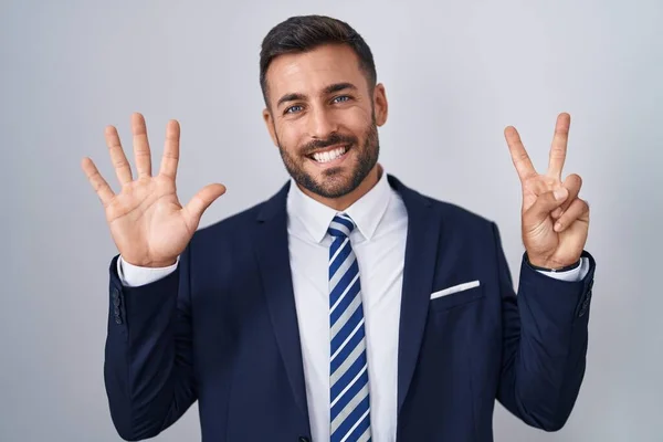 Hombre Hispano Guapo Vistiendo Traje Corbata Mostrando Señalando Con Los — Foto de Stock