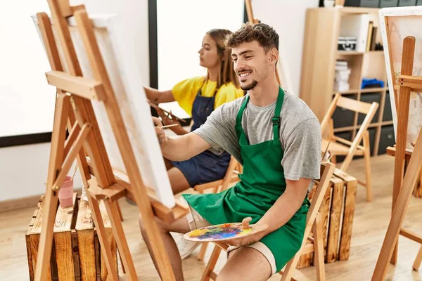 Jovem Artista Hispânico Casal Sorrindo Desenho Feliz Estúdio Arte — Fotografia de Stock