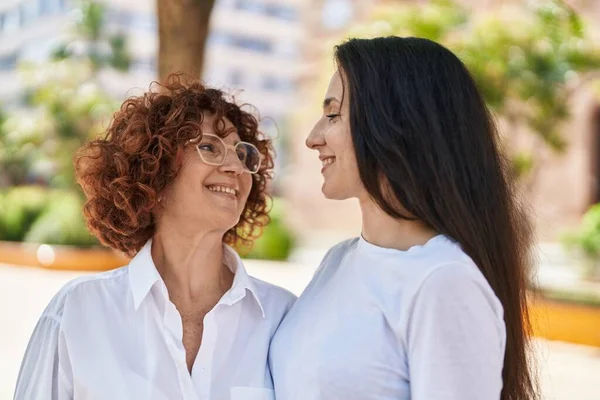 Due Donne Madre Figlia Piedi Insieme Parco — Foto Stock