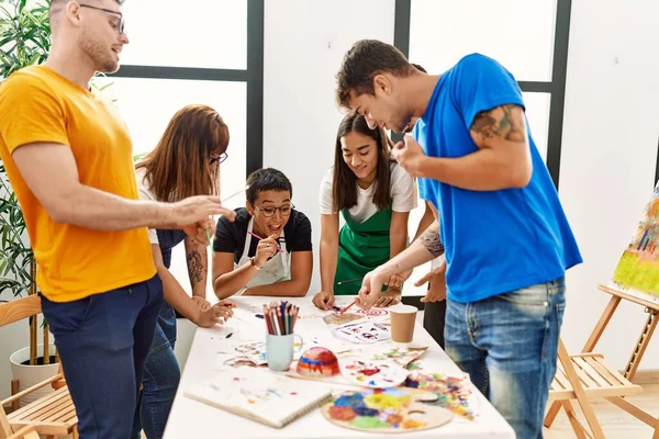 Gruppo Persone Che Disegnano Allo Studio Arte — Foto Stock