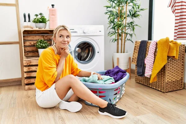 Jonge Blanke Vrouw Die Vuile Wasmachine Doet Met Hand Kin — Stockfoto