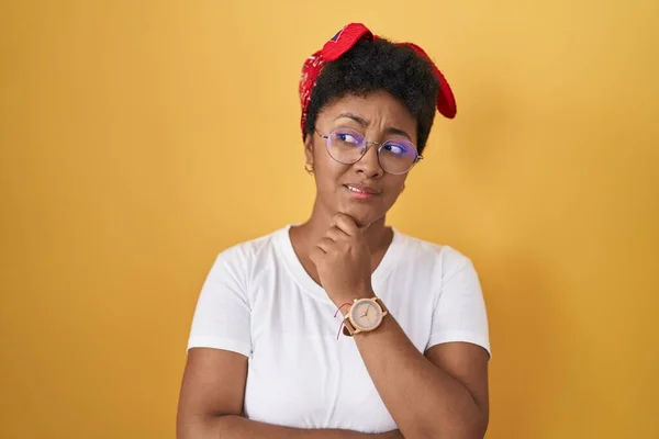 Jovem Afro Americana Sobre Fundo Amarelo Pensando Preocupado Com Uma — Fotografia de Stock