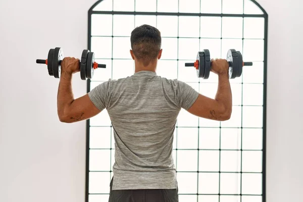 Jovem Hispânico Homem Visão Traseira Treinamento Usando Halteres Centro Desportivo — Fotografia de Stock