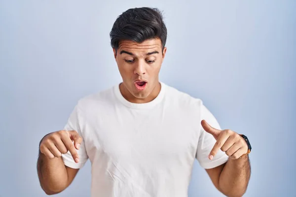 Hispanic Man Standing Blue Background Pointing Fingers Showing Advertisement Surprised — Stock Photo, Image