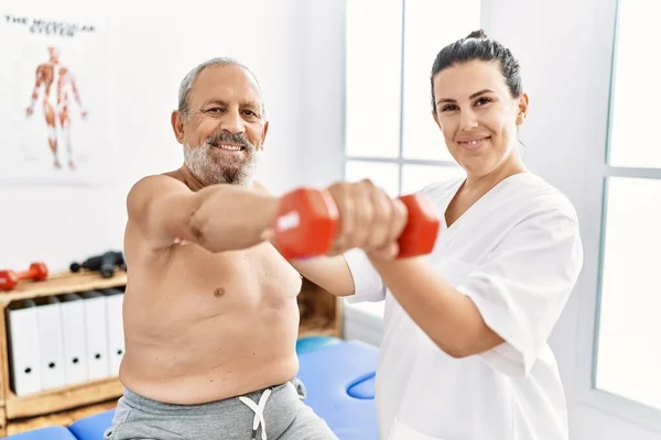 Fisioterapeuta Paciente Sorrindo Confiante Ter Sessão Reabilitação Usando Halteres Clínica — Fotografia de Stock