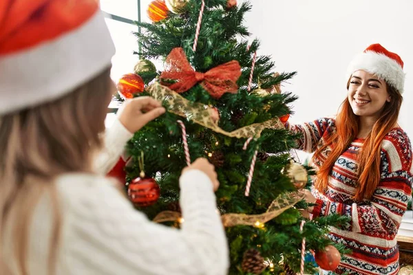 Žena Pár Usměvavý Jistý Zdobení Vánoční Stromeček Doma — Stock fotografie