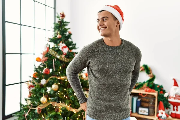 Mladý Hispánec Muž Usměvavý Sebevědomě Stojící Vánočního Stromku Doma — Stock fotografie