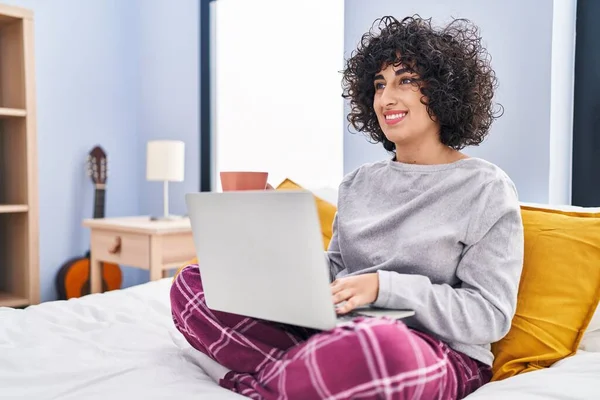 Young Middle East Woman Using Laptop Drinking Coffee Sitting Bed — Foto de Stock