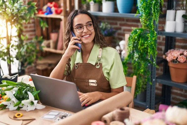 Jovem Bela Florista Mulher Hispânica Falando Smartphone Usando Laptop Loja — Fotografia de Stock