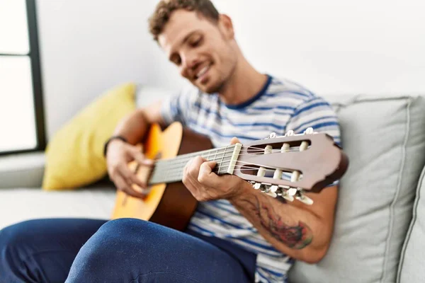 Jonge Latijns Amerikaanse Man Glimlacht Zelfverzekerd Spelen Klassieke Gitaar Thuis — Stockfoto