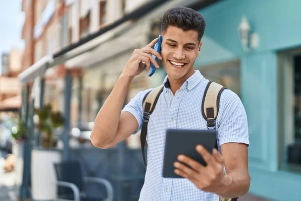 Νεαρός Ισπανόφωνος Μαθητής Μιλάει Στο Smartphone Χρησιμοποιώντας Touchpad Στο Δρόμο — Φωτογραφία Αρχείου