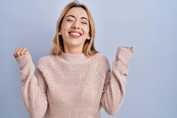 Spaanse Vrouw Die Een Blauwe Achtergrond Staat Verrast Verbaasd Succes — Stockfoto