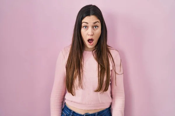 Young Brunette Woman Standing Pink Background Afraid Shocked Surprise Amazed — Stock Photo, Image