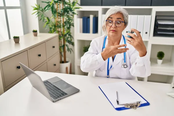 Medelålders Kvinna Bär Läkare Uniform Innehav Inhalator Kliniken — Stockfoto