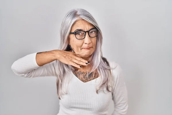 Μεσήλικη Γυναίκα Γκρίζα Μαλλιά Στέκεται Πάνω Από Λευκό Φόντο Κόβοντας — Φωτογραφία Αρχείου