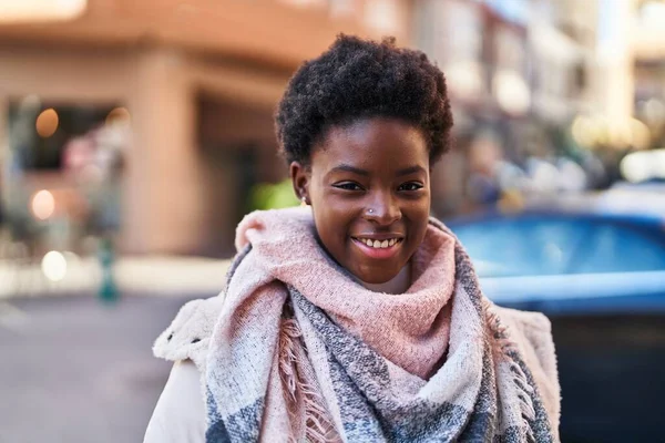 Mujer Afroamericana Sonriendo Confiada Pie Calle — Foto de Stock