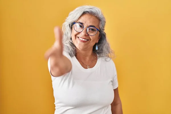 Middle Age Woman Grey Hair Standing Yellow Background Smiling Friendly — Stock Photo, Image