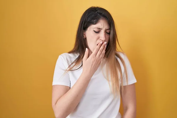 Mujer Morena Joven Pie Sobre Fondo Amarillo Aburrido Bostezo Cansado — Foto de Stock