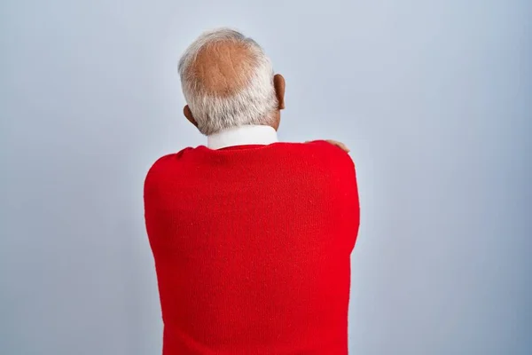 Senior Man Grey Hair Standing Isolated Background Hugging Oneself Happy — Stockfoto