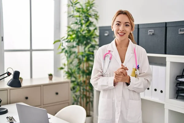 Mujer Joven Médico Sonriendo Confiado Pie Clínica —  Fotos de Stock