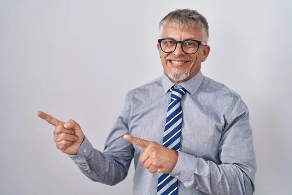 Homem Negócios Hispânico Com Cabelos Grisalhos Usando Óculos Sorrindo Olhando — Fotografia de Stock
