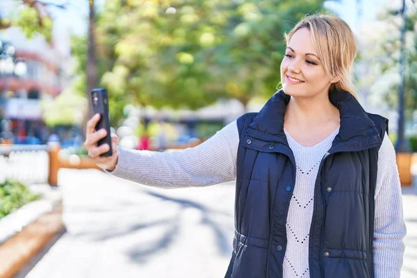 Νεαρή Ξανθιά Γυναίκα Χαμογελά Αυτοπεποίθηση Κάνοντας Selfie Από Smartphone Στο — Φωτογραφία Αρχείου