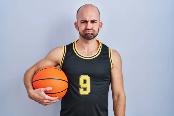 年轻的秃头男子 留着胡子 身穿篮球服 脸上带着滑稽的笑脸 气喘吁吁的嘴 疯狂的表情 — 图库照片