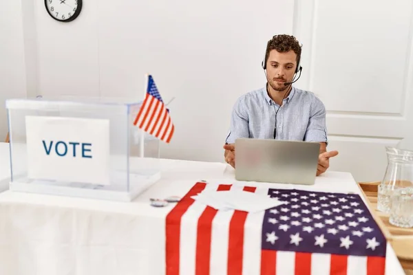 Ung Latinamerikansk Man Ler Säker Att Videosamtal Valskola — Stockfoto