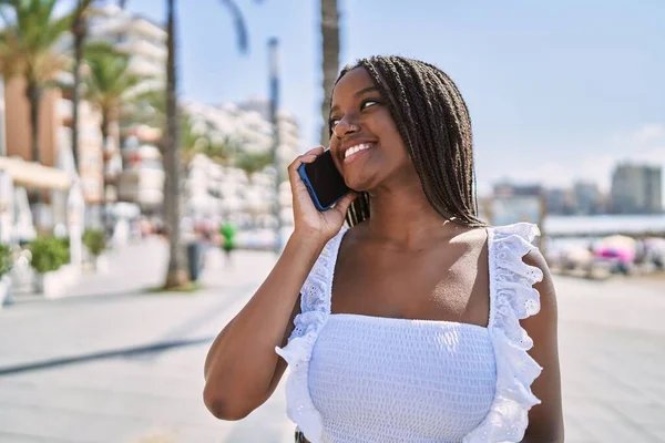 Chica Afroamericana Joven Sonriendo Feliz Hablando Teléfono Inteligente Paseo Marítimo — Foto de Stock