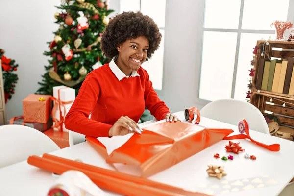 Jong Afrikaans Amerikaans Vrouw Glimlachen Zelfverzekerd Verpakking Kerstcadeau Thuis — Stockfoto