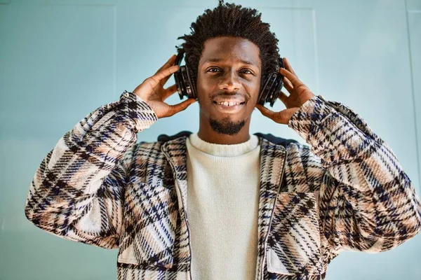 Hombre Negro Guapo Con Pelo Afro Usando Auriculares Sonriendo Feliz —  Fotos de Stock