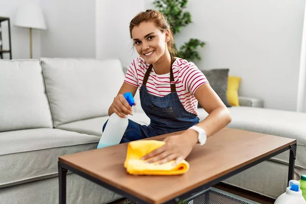 Młoda Kobieta Uśmiecha Się Pewnie Sprzątając Stół Domu — Zdjęcie stockowe